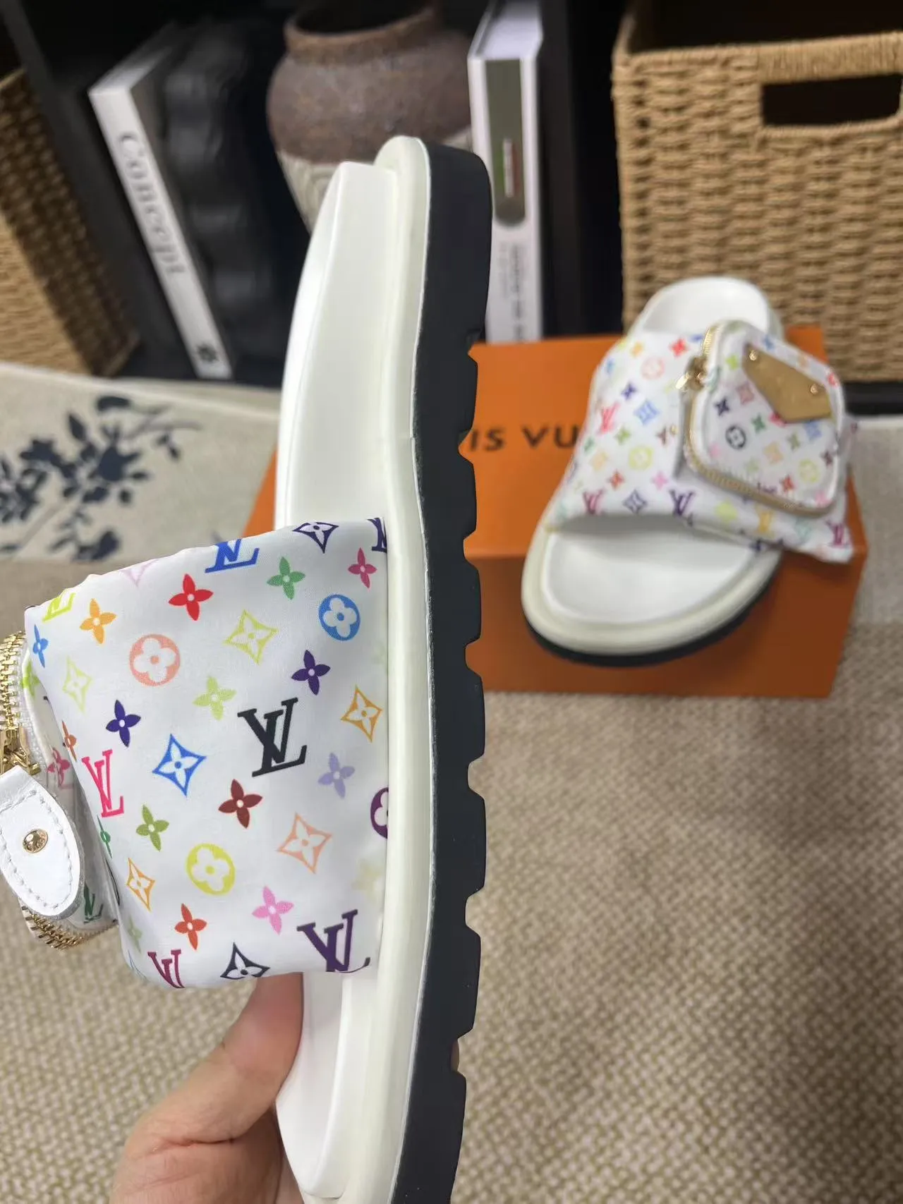 P380 yuan LV Louis Vuitton Full of high-end feel! A popular model among bloggers at home and abroad, it’s retro and fashionable, and looks stunning on your feet! Mainly recommended model on the official website★ ━━━━━ ЅᏇєєt ━━━━━ ▪️Upper: original calfskin ➕5D printing process ▪️Inner: imported mixed sheepskin ▪️Outsole: original molded foam outsole ▪️Size: Female 35-40 Men's 39-44 (women's 41 men's 45)